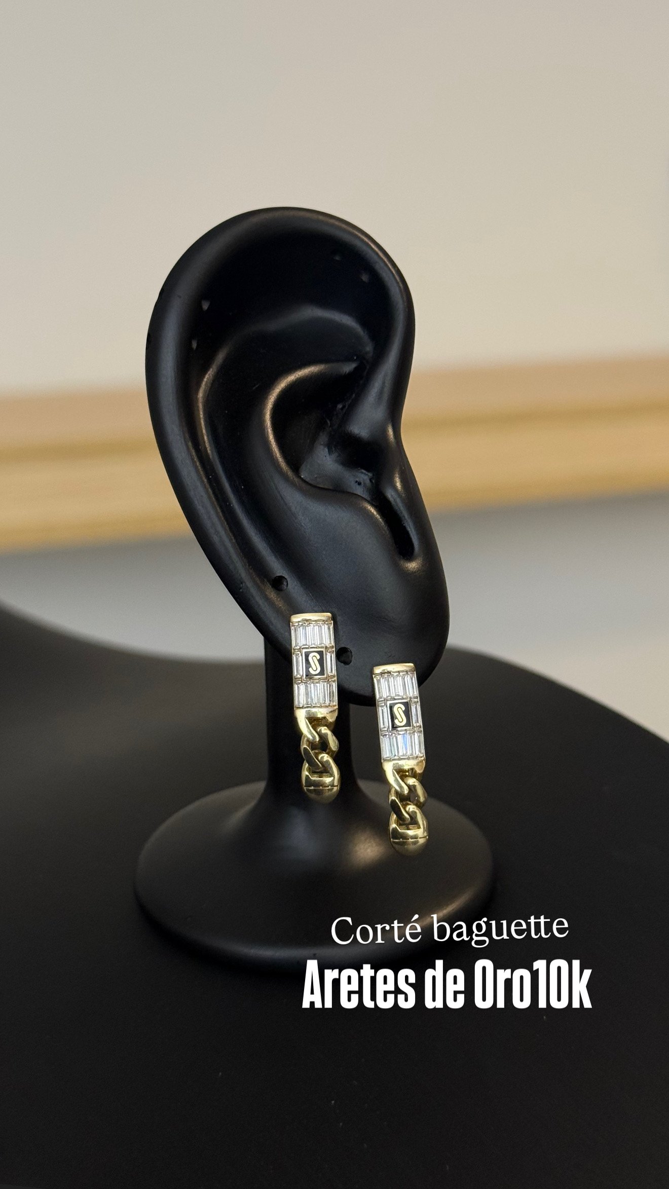 B12B4DB3-13C6-4EB4-824A-C6537390807E ARETES MONACO ORO10K BAGUETTE - Image 1