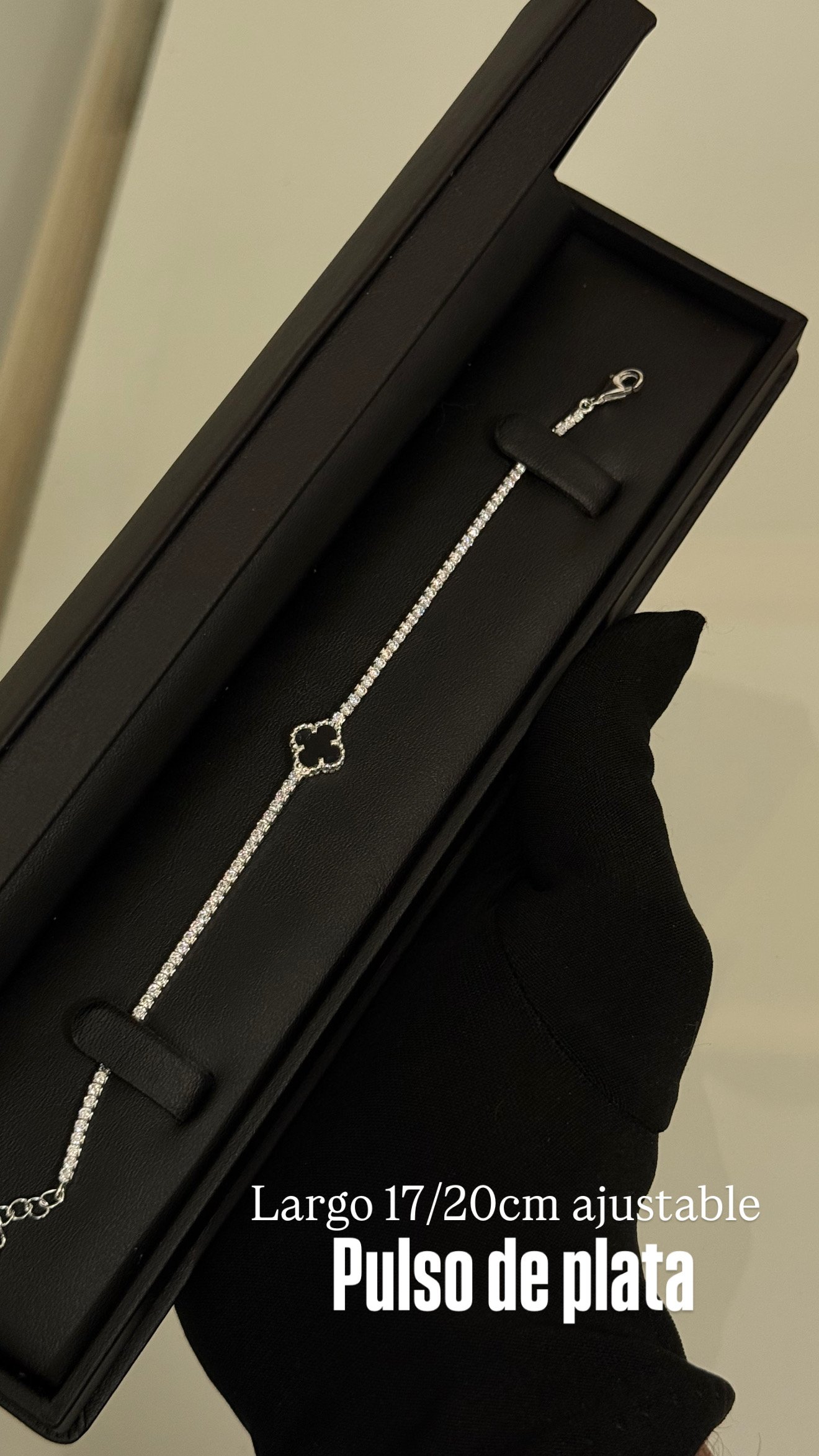 E706A7FF-567A-421E-8BCC-A1913280229A PULSO VC NEGRO DE 1 TREBOL DE PLATA - Image 1